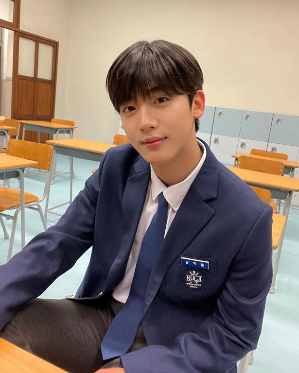 停拍後又延播！新劇《學校2021》人氣男主金曜漢爆確診隔離中