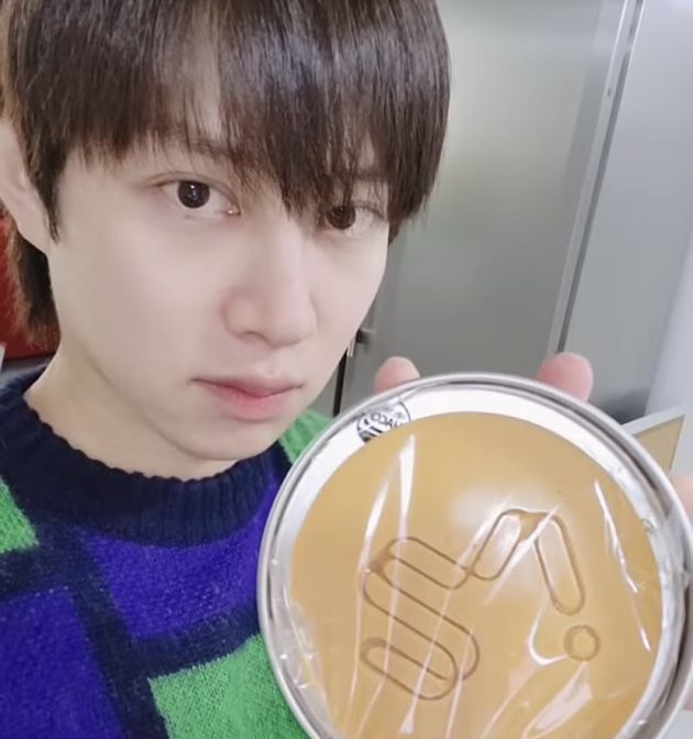 SM萬聖節預兆！金希澈上傳公司logo椪糖：讓離開公司？