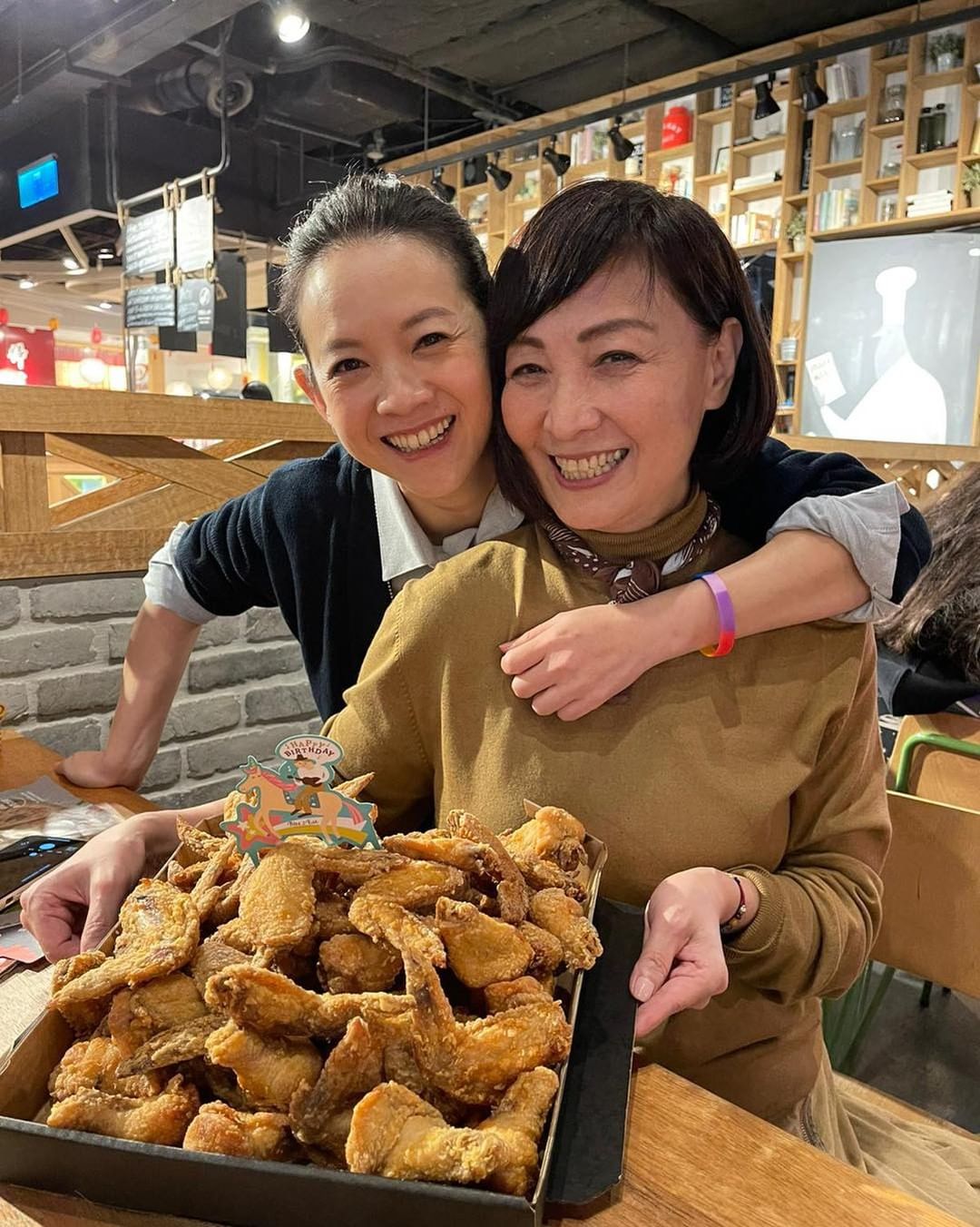 盤點台灣8對明星母女、母子檔!王彩樺女兒甜美外型掀好評、葉璦菱粉髮超前衛