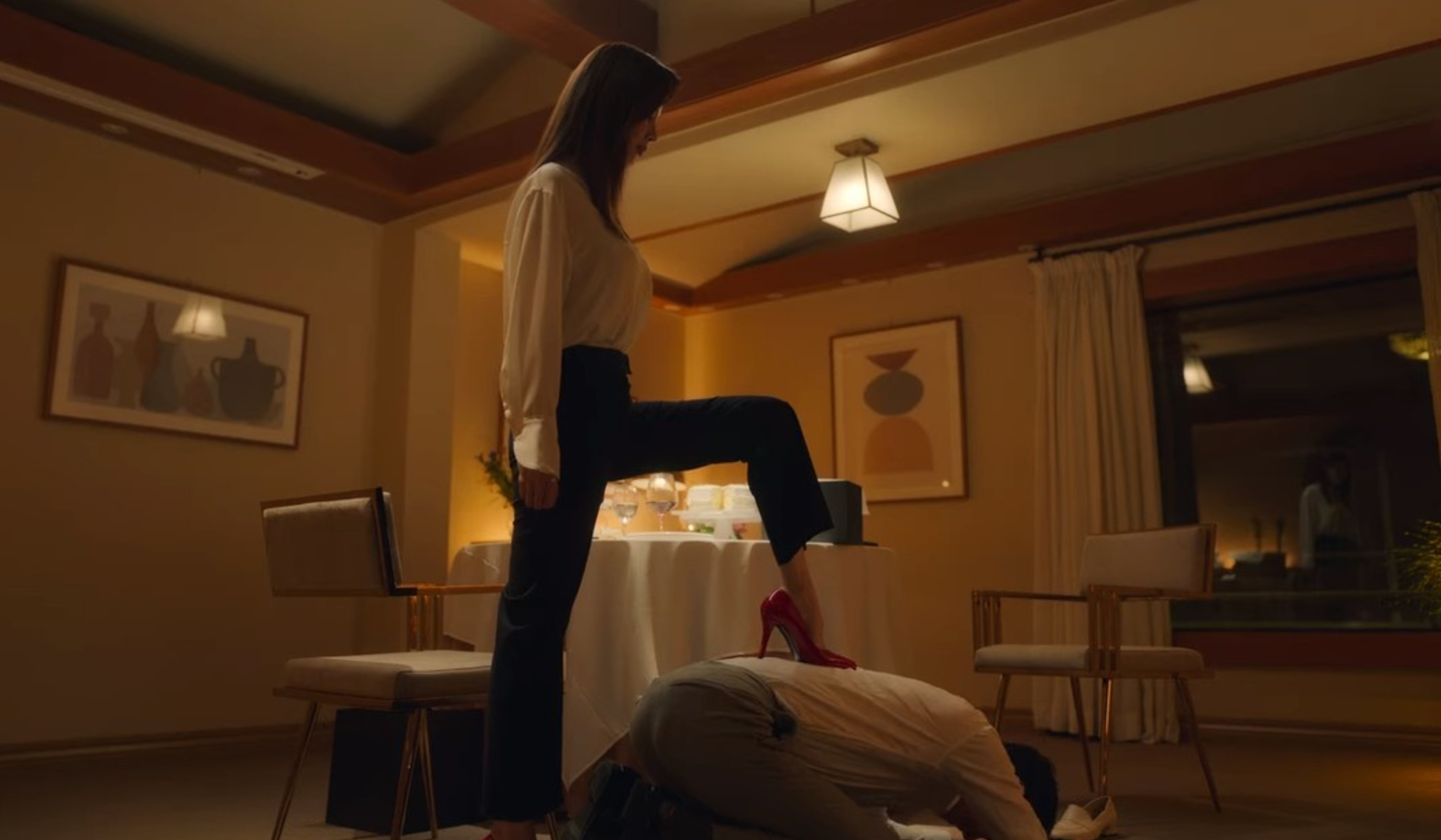 Netflix《解禁男女》引爆話題！盤點10大「調教場面」　徐玄冷眼甩教鞭顛覆三觀