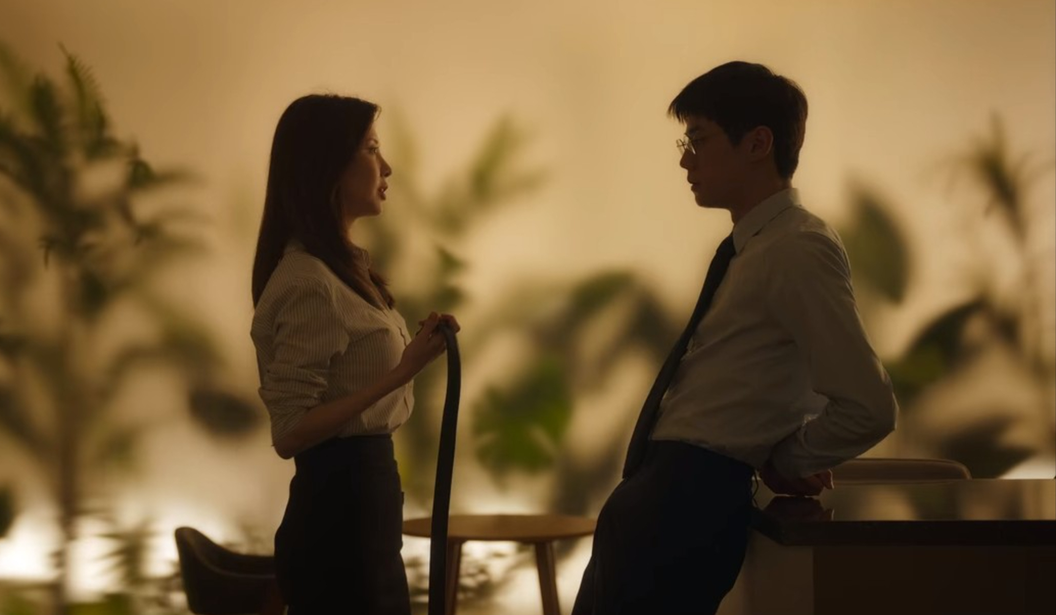 Netflix《解禁男女》引爆話題！盤點10大「調教場面」　徐玄冷眼甩教鞭顛覆三觀