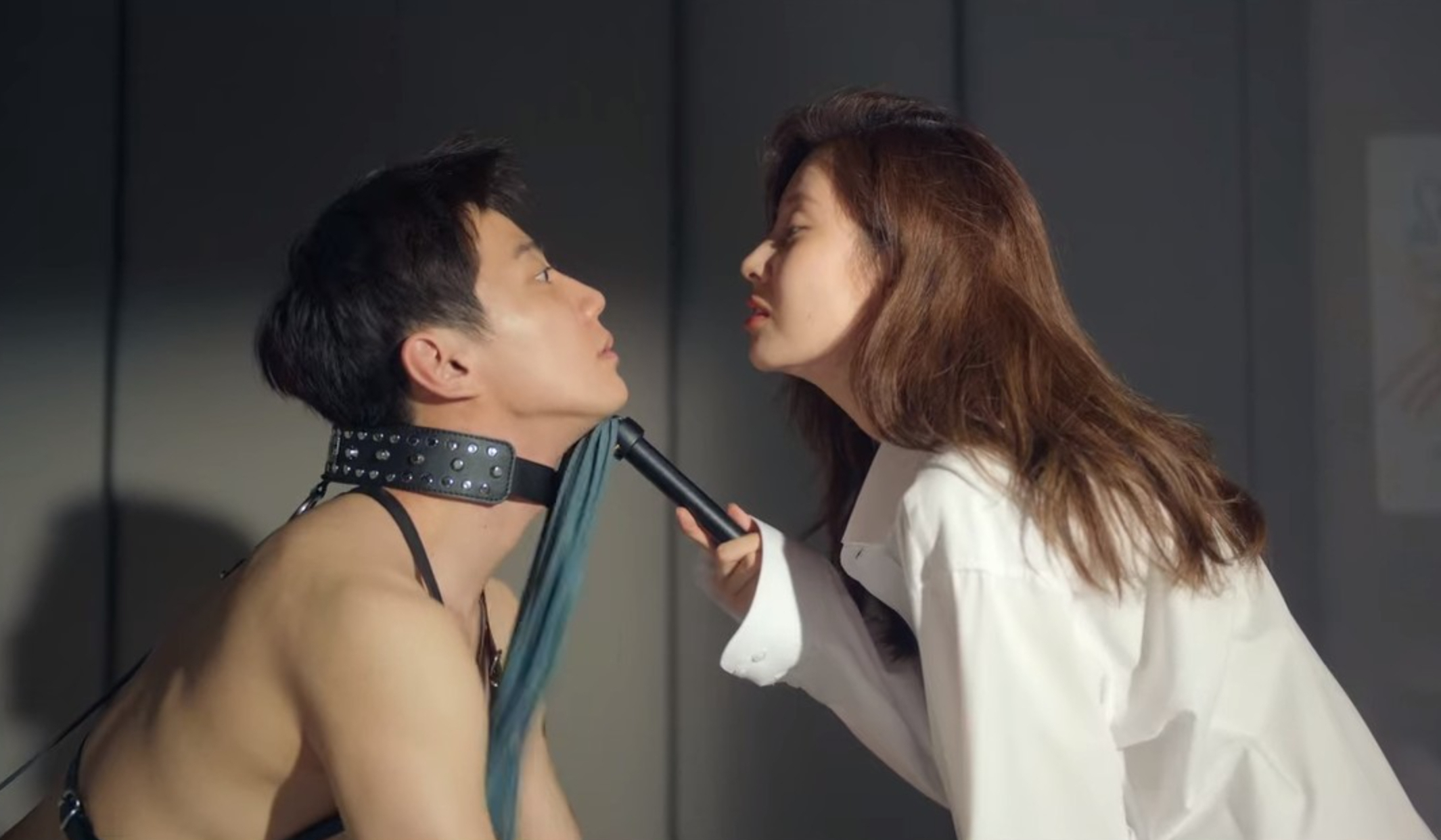 Netflix《解禁男女》引爆話題！盤點10大「調教場面」　徐玄冷眼甩教鞭顛覆三觀