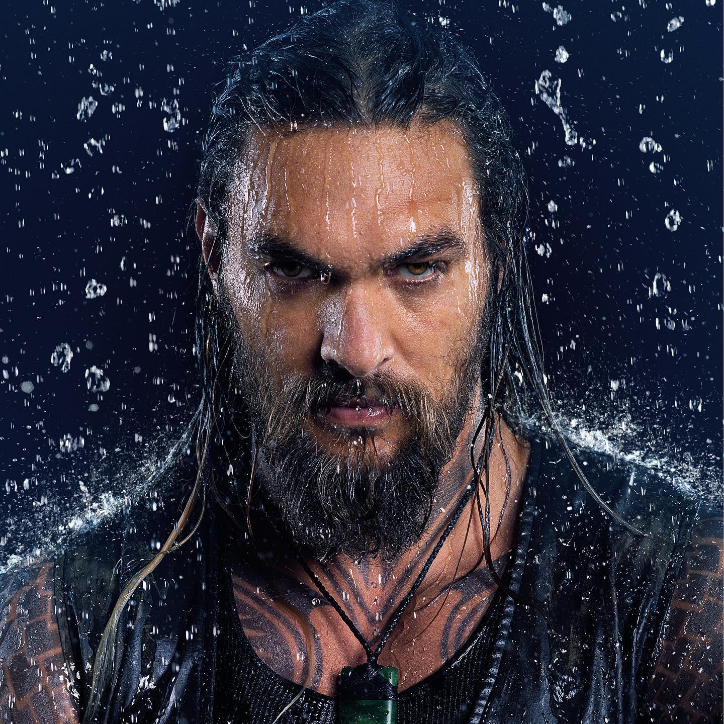 傑森摩莫亞成《玩命關頭10》反派炸彈客！爆破車輛露出邪惡燦笑　「揮刀嗜血」魅力演技網大讚