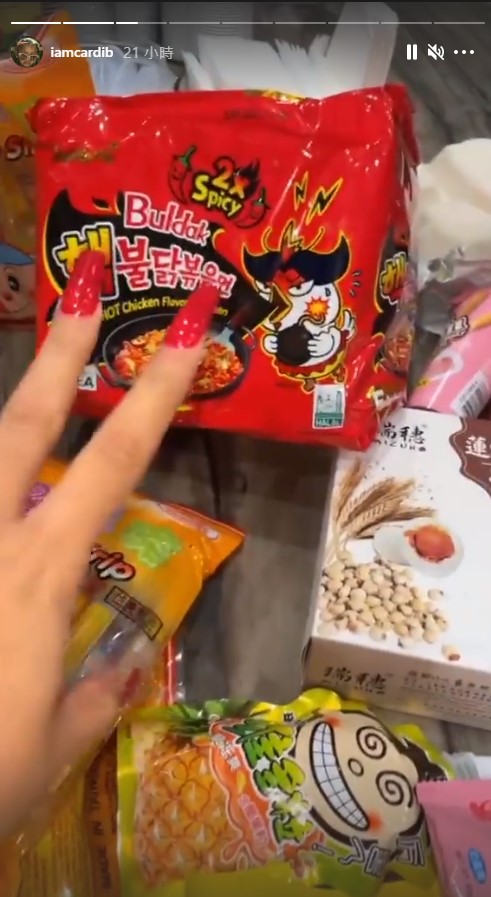卡蒂B逛亞超大秀戰利品!女王竟然最愛這一味「評價兩極的台灣甜點」