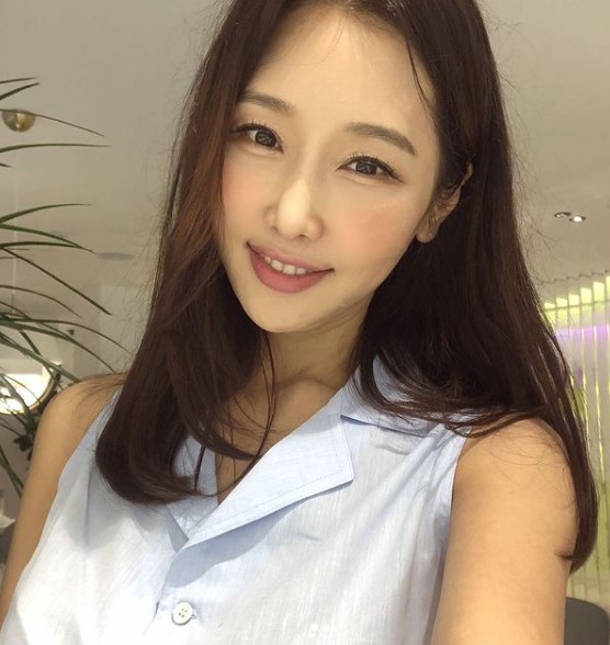 51歲網紅拿自己和金泰希比較 大學照片被起底後道歉