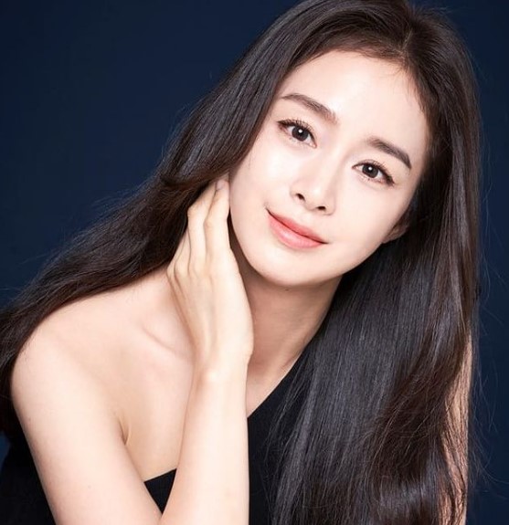 51歲網紅拿自己和金泰希比較 大學照片被起底後道歉