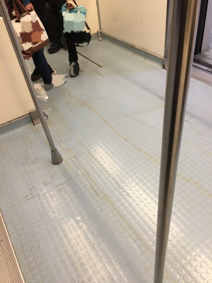 捷運上打翻飲料怎麼辦?對講機按下去!女孩暖心舉動被網友讚爆