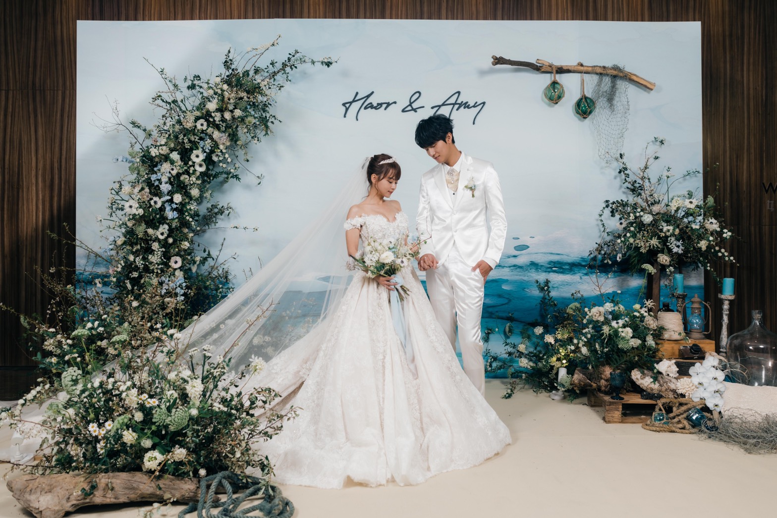創作才子許書豪席開40桌補辦婚宴!化身白馬王子與白雪公主對唱情歌