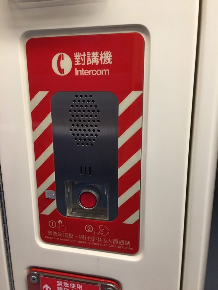 捷運上打翻飲料怎麼辦?對講機按下去!女孩暖心舉動被網友讚爆