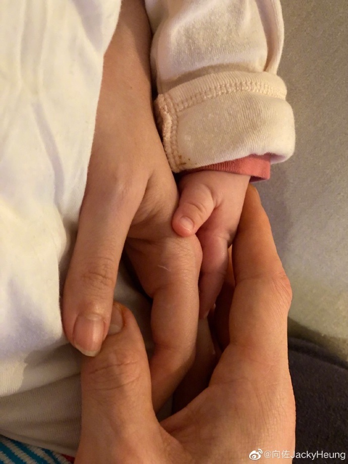 郭碧婷愛女出生100天!向佐「大手拉小手」 高調放閃:謝謝老婆