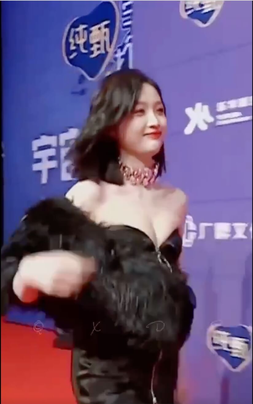紅毯走一半衣服滑落!吳宣儀「嫩肩+雪白半球」驚現 網暴動:看了幾十遍