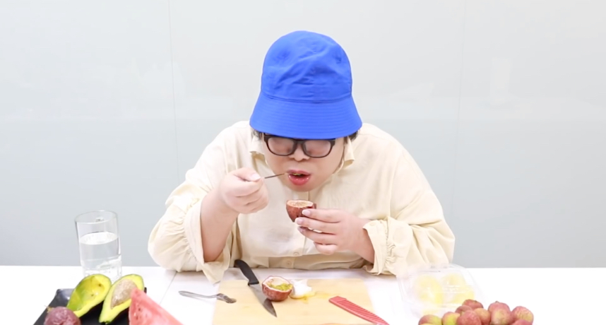 泰國、台灣水果大比拼!傲嬌娘娘偏不稱讚 「一動作」露餡網笑翻:口嫌體正直