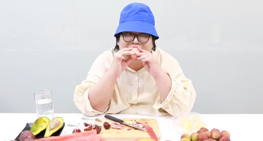泰國、台灣水果大比拼!傲嬌娘娘偏不稱讚 「一動作」露餡網笑翻:口嫌體正直