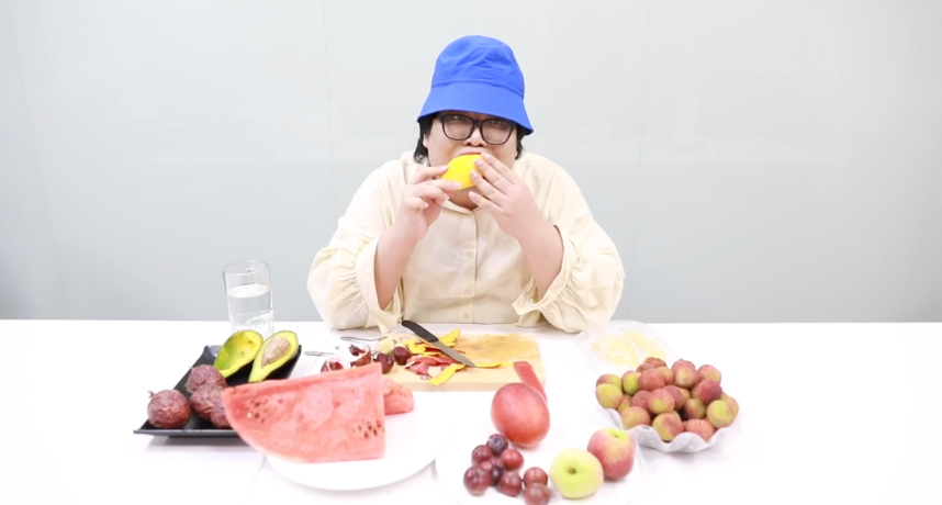 泰國、台灣水果大比拼!傲嬌娘娘偏不稱讚 「一動作」露餡網笑翻:口嫌體正直