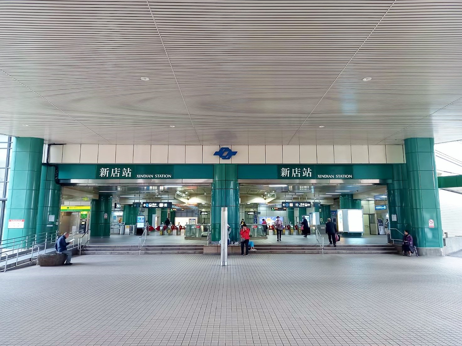 月台驚見嘔吐物!站務人員一旁默默付出 吳建恆讚台灣捷運:乾淨安全