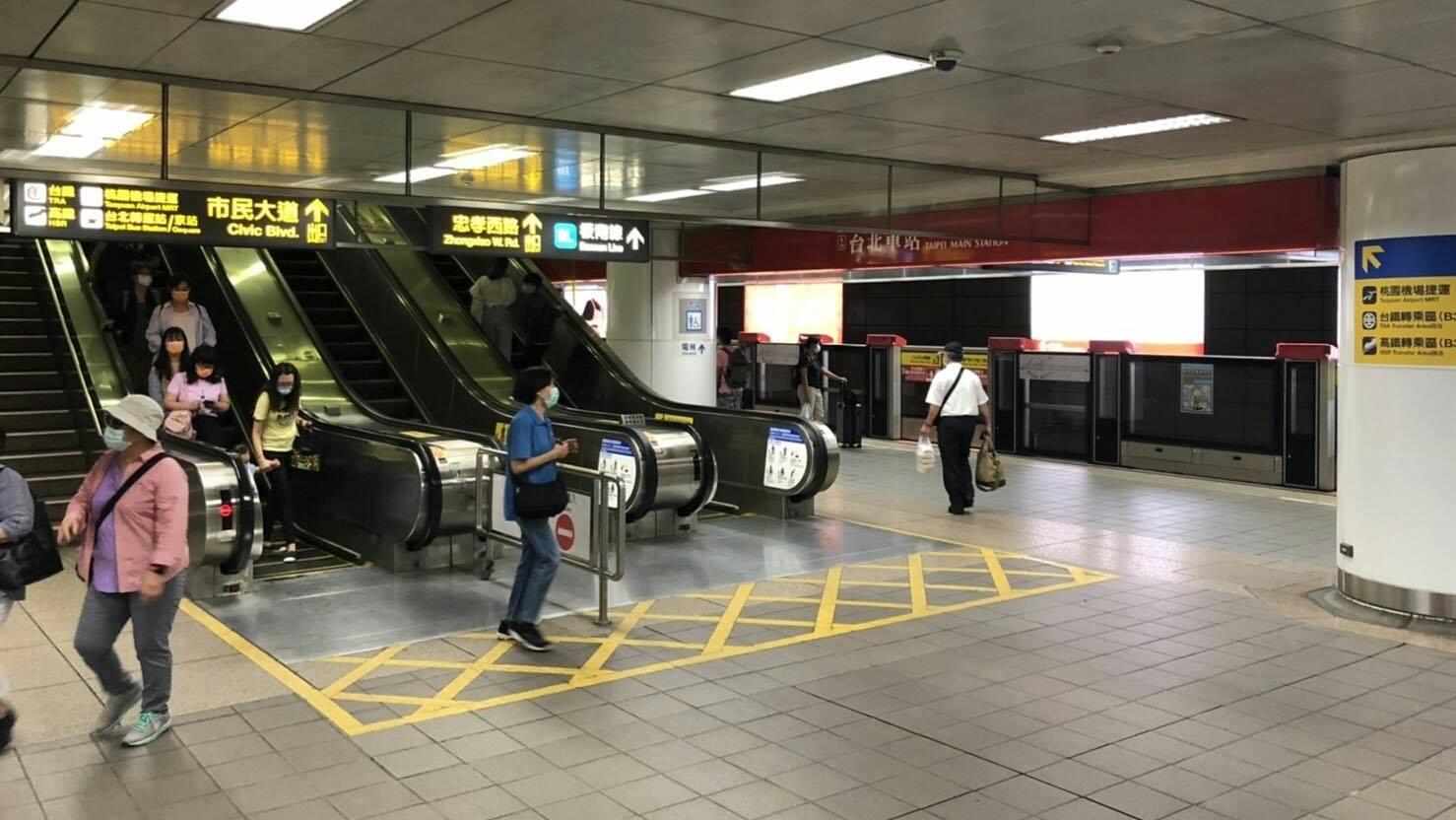 月台驚見嘔吐物!站務人員一旁默默付出 吳建恆讚台灣捷運:乾淨安全