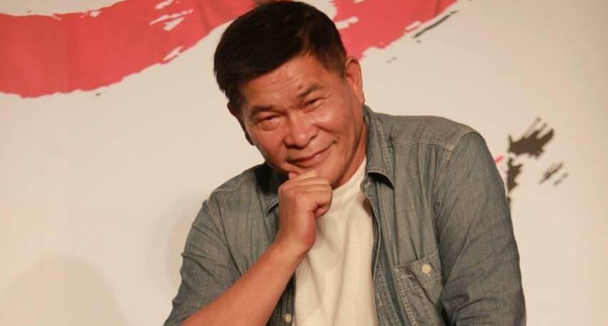 澎恰恰登《狗屎寫手》!自嘲「鼻孔大、被討債」 網讚:老藝人台風真的穩