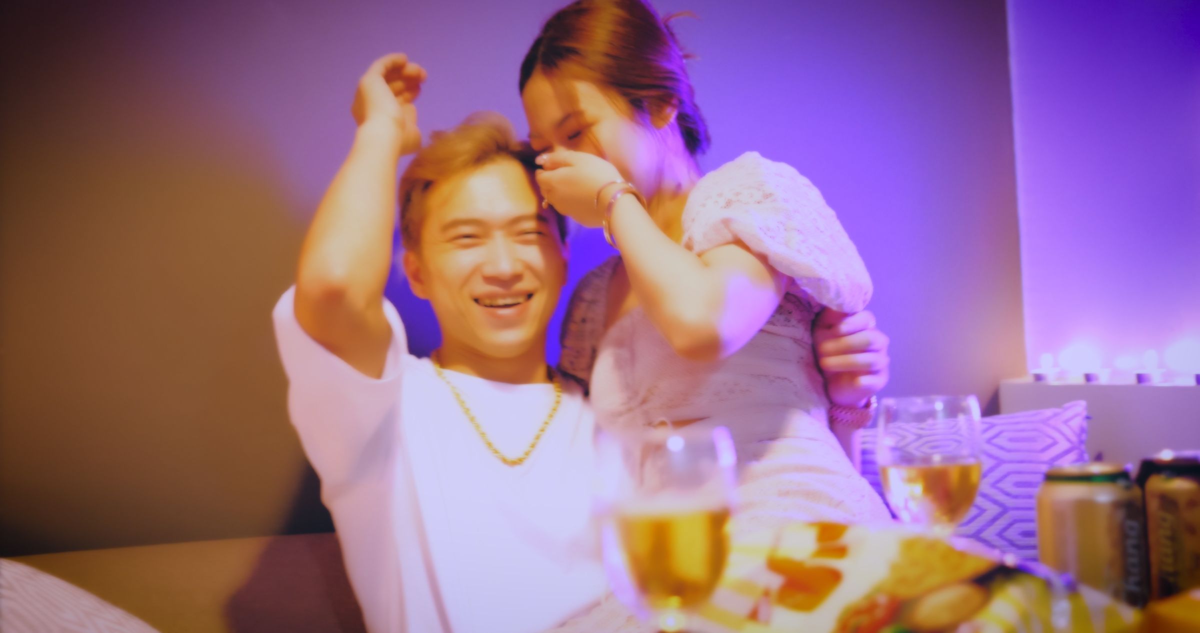 歌手周靄宏度假迸出新歌《泰國洗》!MV化身「一日黑男」 路邊搭訕百名正妹約開房