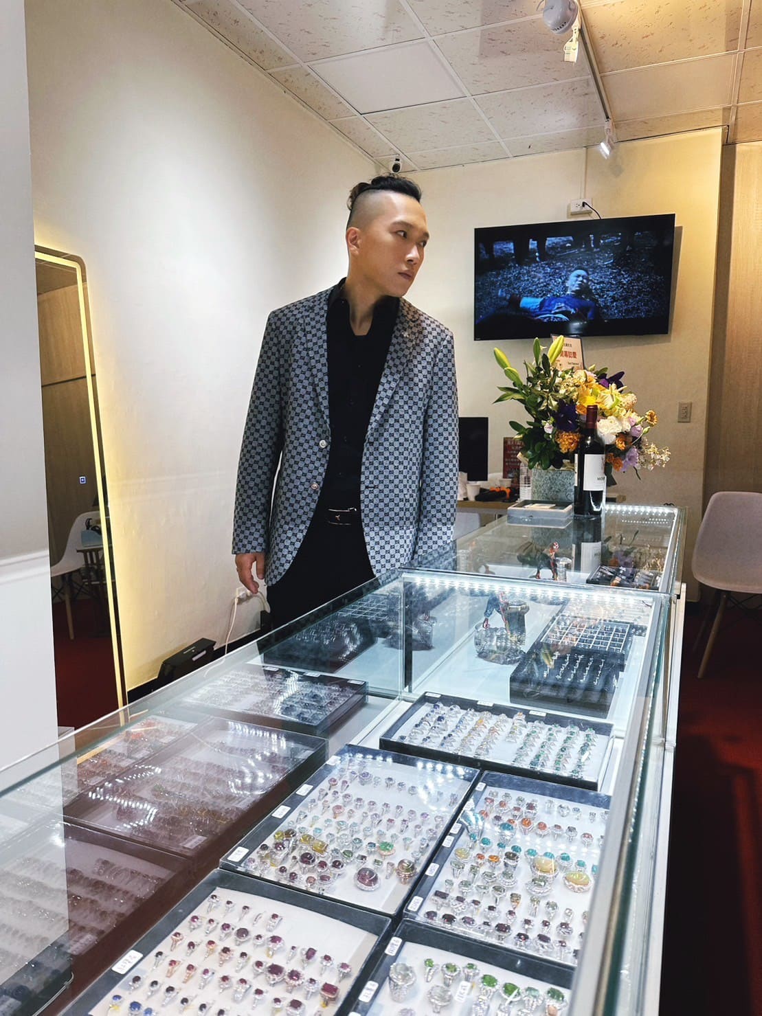 周靄宏喜迎人生大事寫〈白手起家〉別具意義!MV本色演出菜鳥銷售員 賣珠寶辛酸血淚史全都露