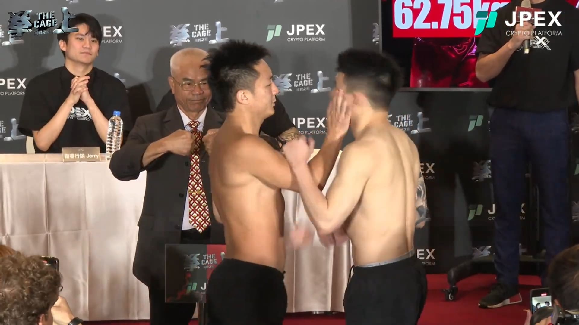 拳賽記者會爆衝突！鍾培生「甩巴掌推人」Toyz怒反擊　火爆畫面曝光