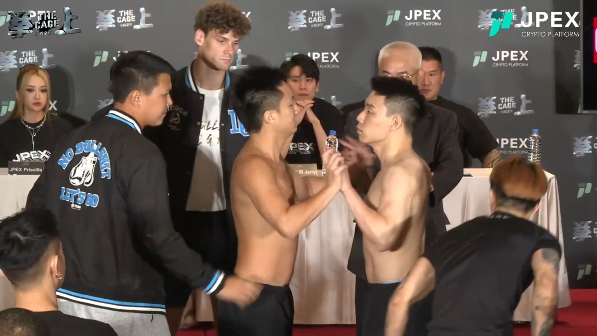 拳賽記者會爆衝突！鍾培生「甩巴掌推人」Toyz怒反擊　火爆畫面曝光