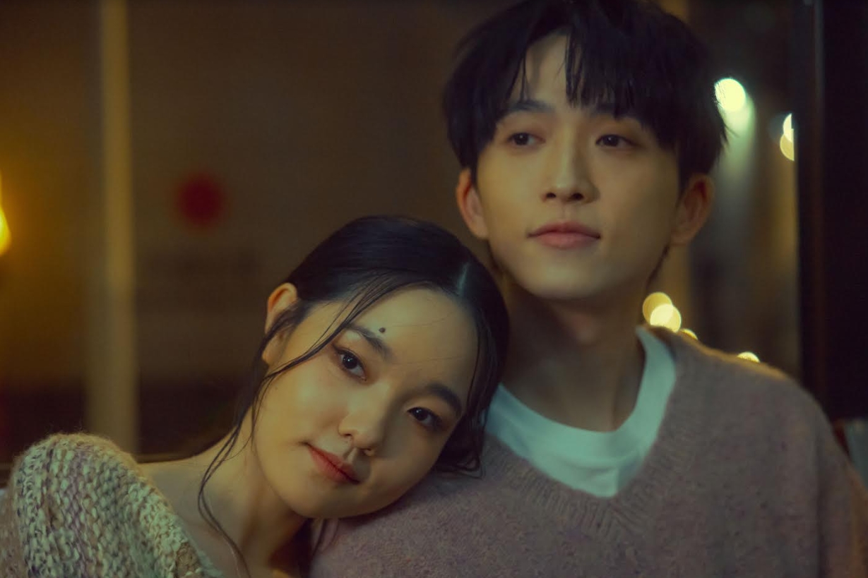 邱鋒澤〈浮木〉MV赴香港取景！詮釋喪母遊子　感人劇情看哭網友