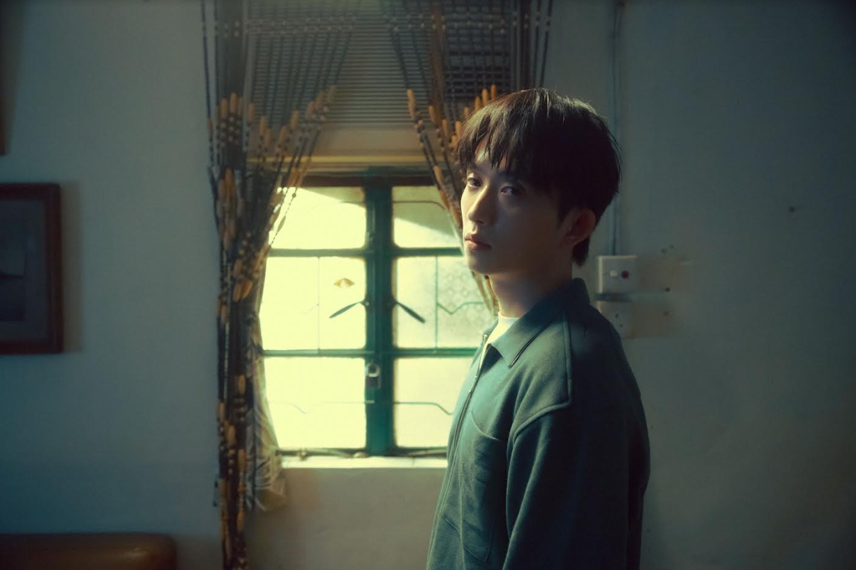 邱鋒澤〈浮木〉MV赴香港取景！詮釋喪母遊子　感人劇情看哭網友