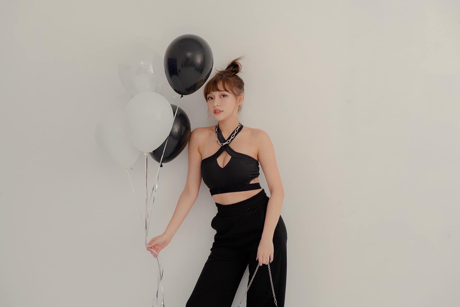 「17歲黑歷史舊照」差很大？林襄坦言想做縮胸手術遭網酸　直接脫衣驗貨打臉整形說！