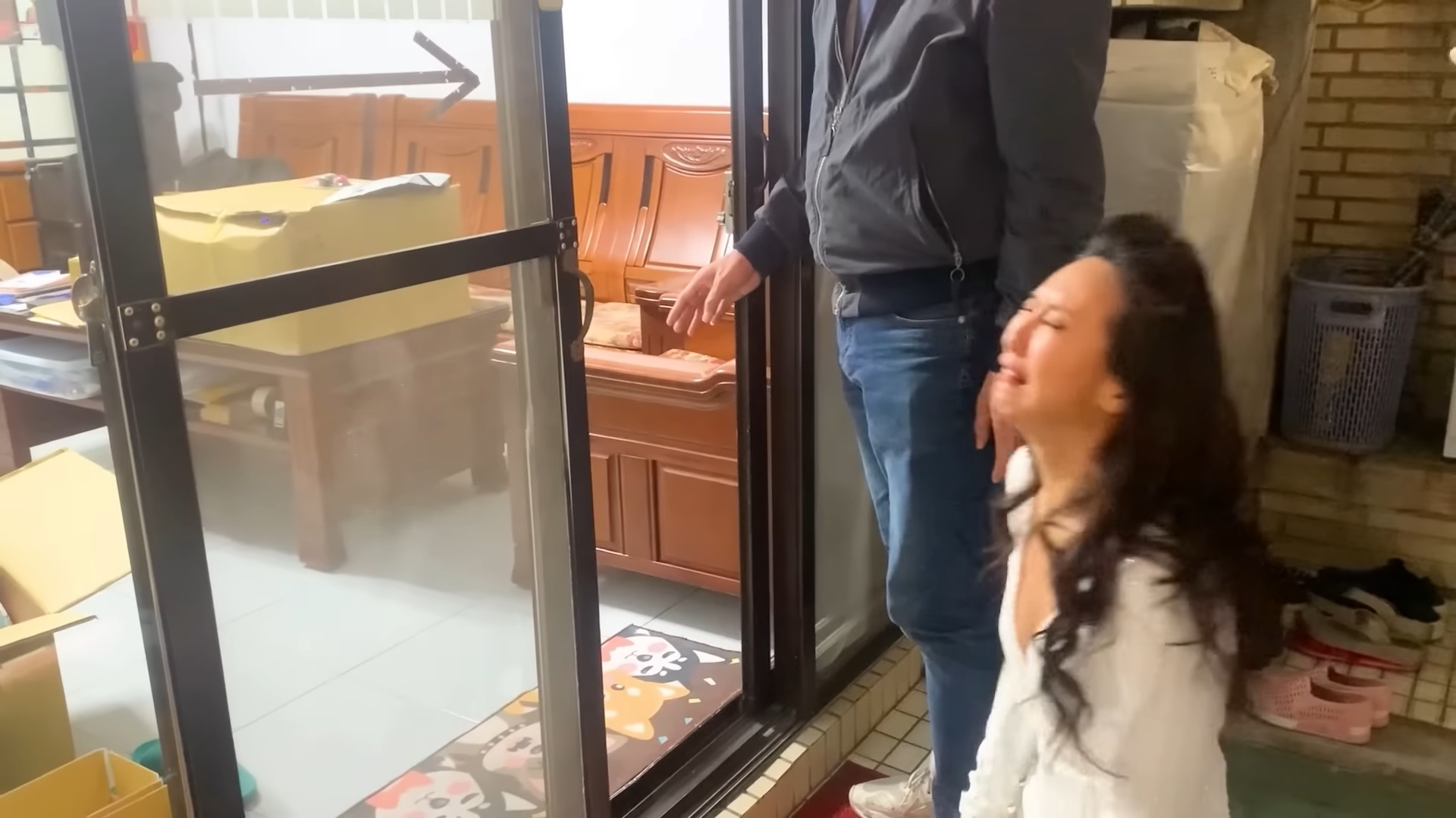 薔薔愛犬被綁架！「爆哭下跪」開直播怒譙　還原過程：怎麼會有這種事