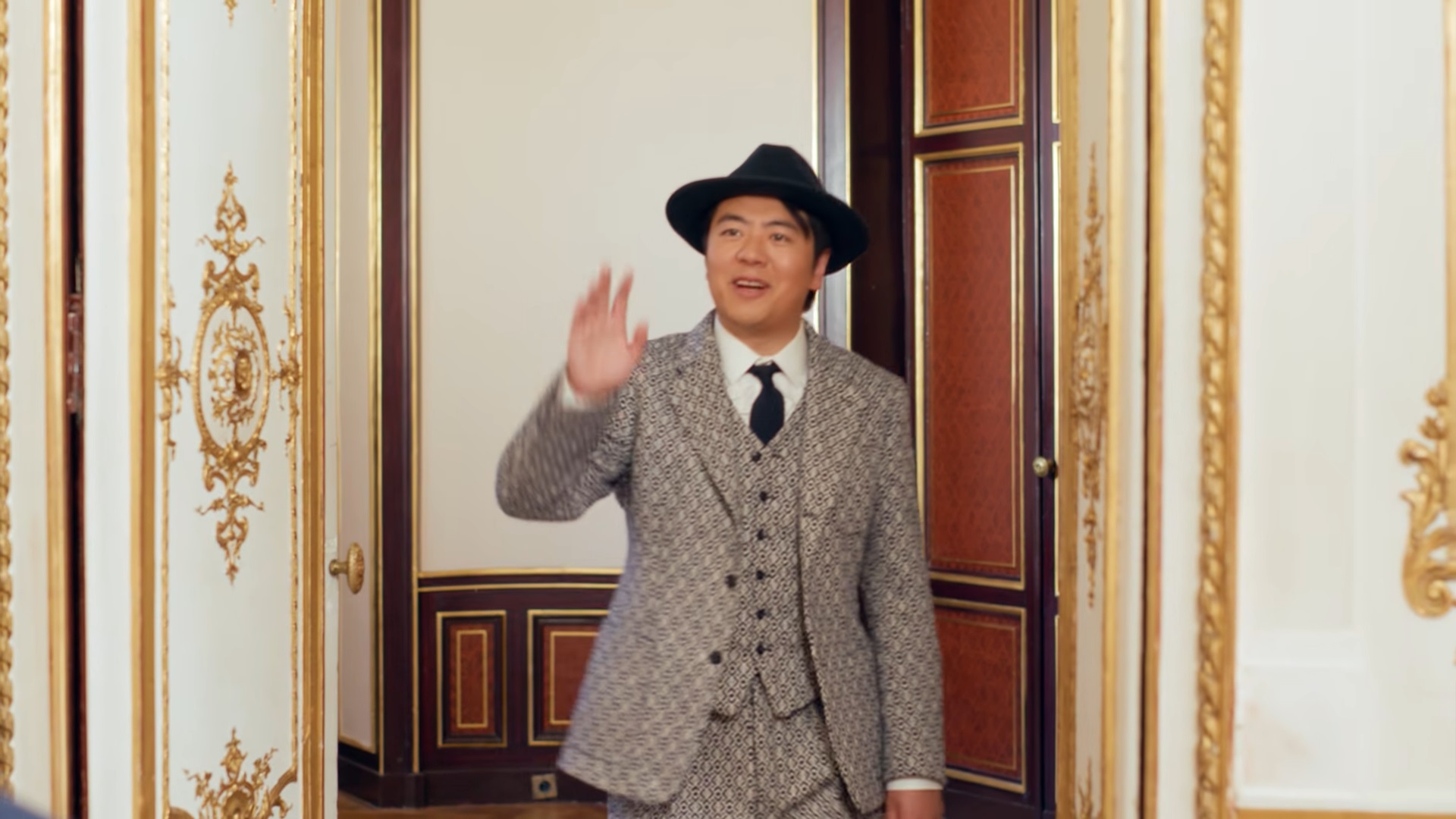 郎朗客串周杰倫新歌MV「撞臉梁赫群」！對比照瘋傳　本尊發聲：你們怕了吧？