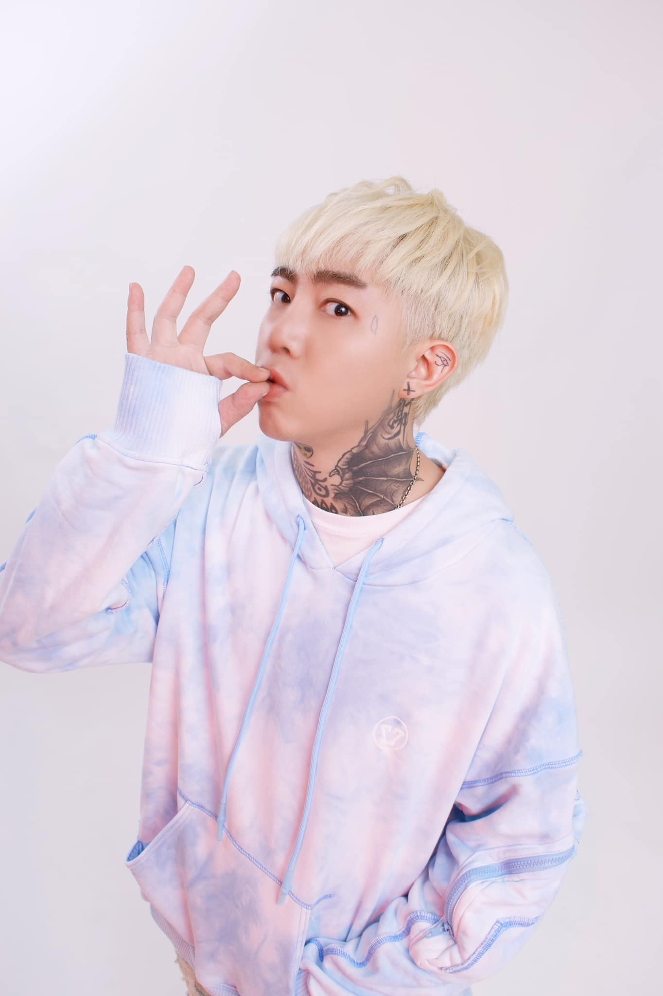 謝和弦現身明仁會春酒！被告知「主桌不方便合照」　揭現場禁忌：好像《角頭》