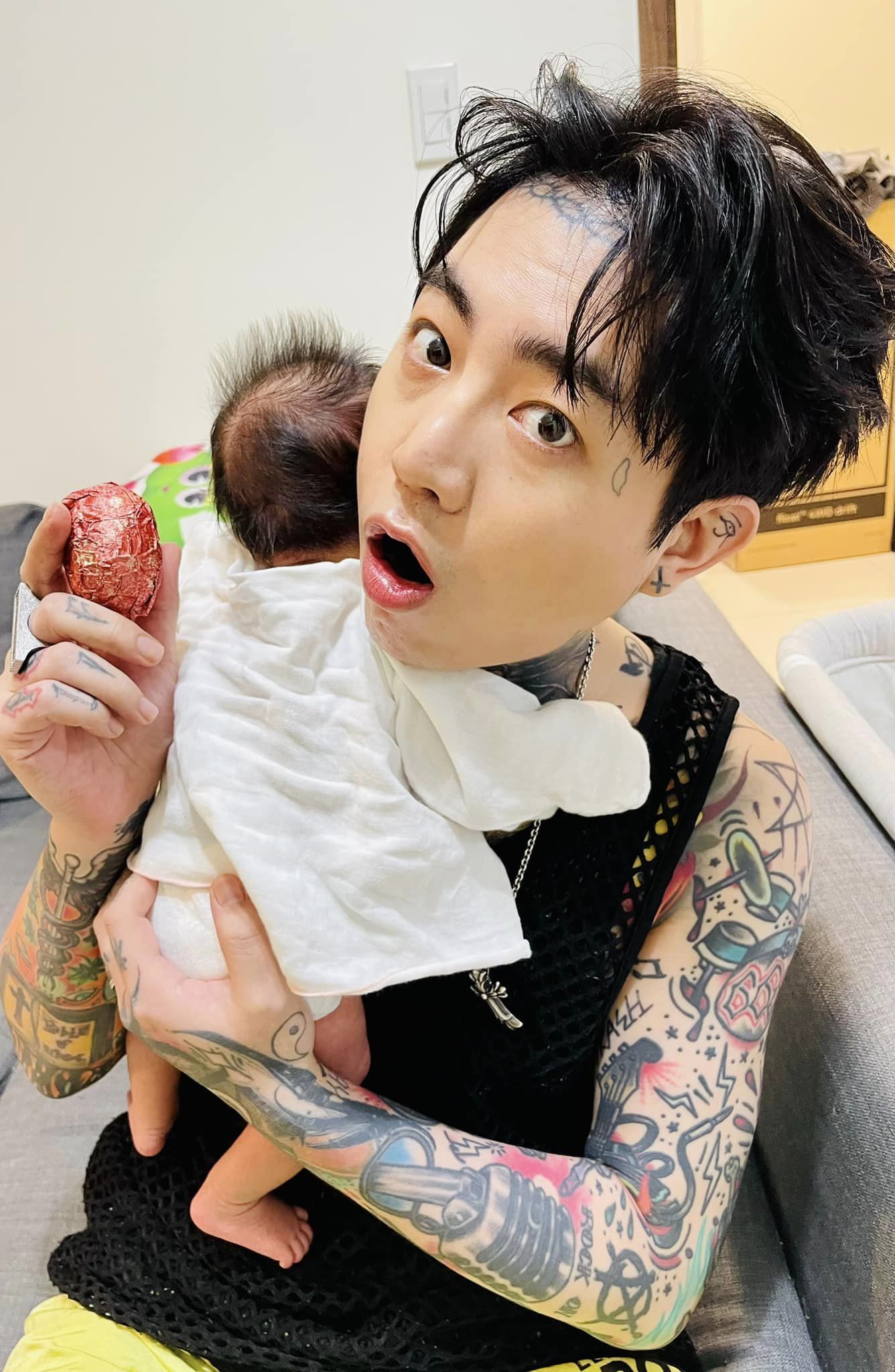 3個月大愛女半夜大哭！謝和弦「拿十字架唸咒語」秒解決　老婆一看秒懂