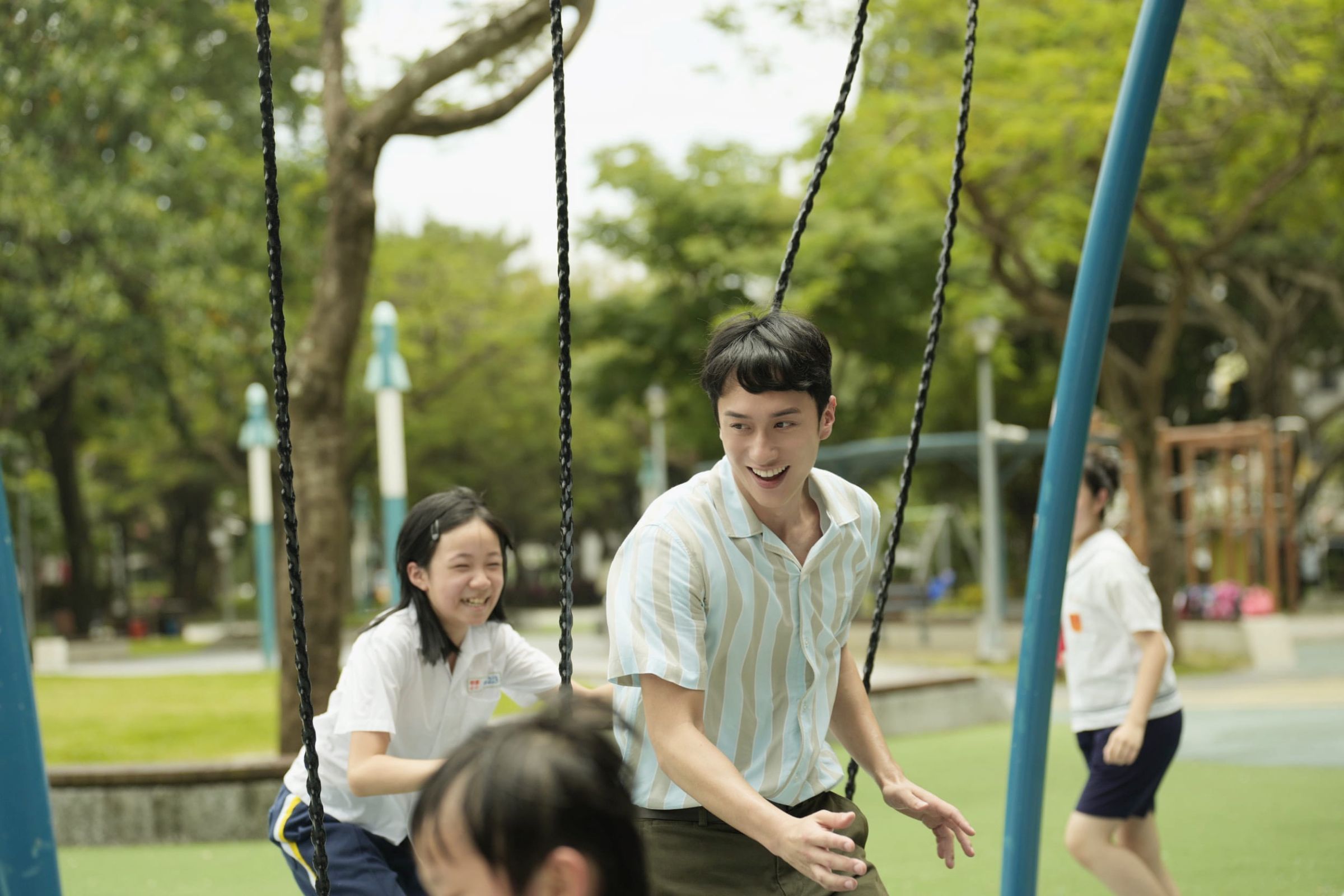 《小曉》劉俊謙化身陳意涵、林品彤背後的陽光！感概說：「我們都像困在籠中的貓頭鷹」