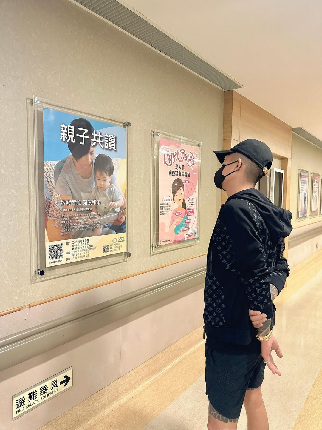 鳳梨穩交女友3年「現身婦產科」!盯看親子海報網瘋猜當爸 女友回應揭現況