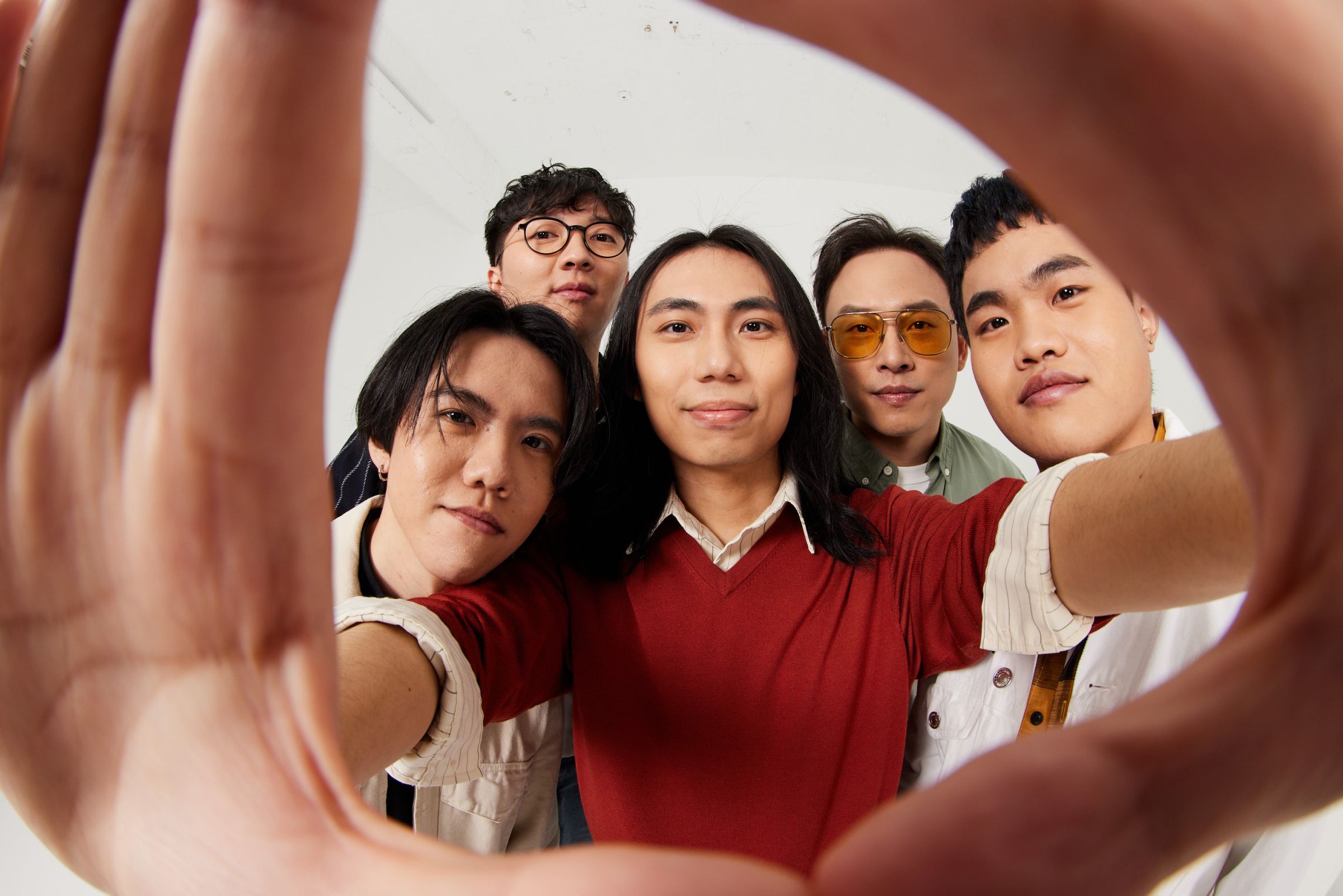 脫序派對解散改組「辣鄰居」！首張同名專輯幽默唱出社會小人物沈重心境