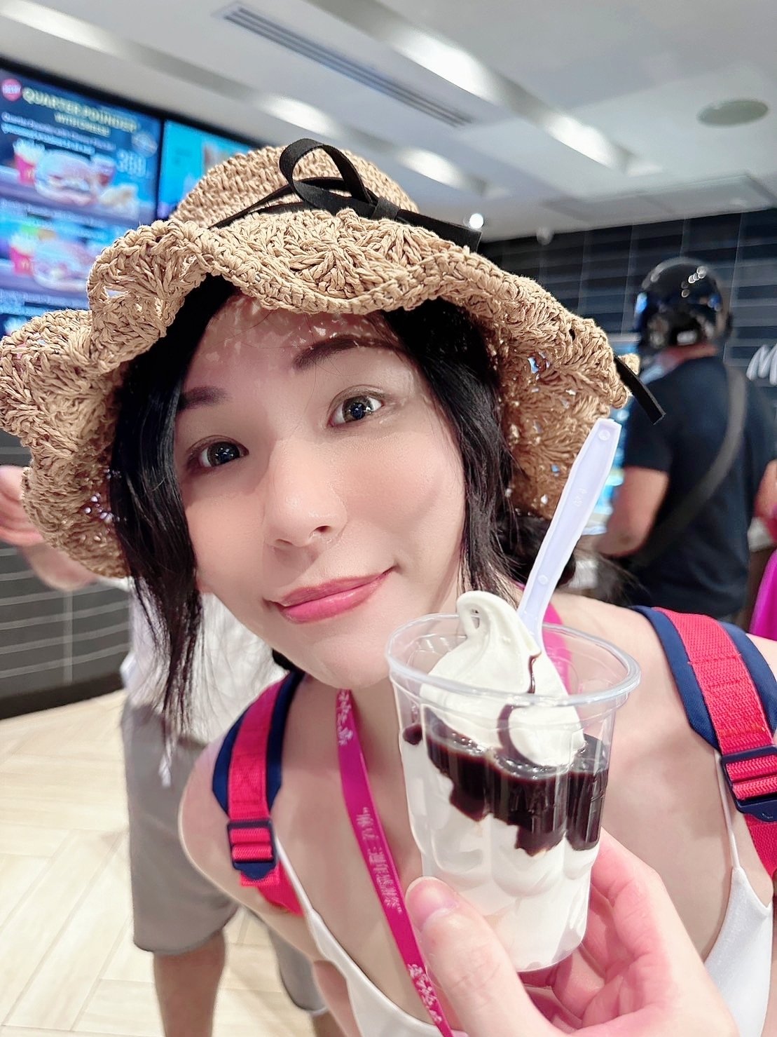 台女優吃壽司「踩桌掀裙拍照」惹議！挨批沒衛生　她火速道歉：是按自己個性