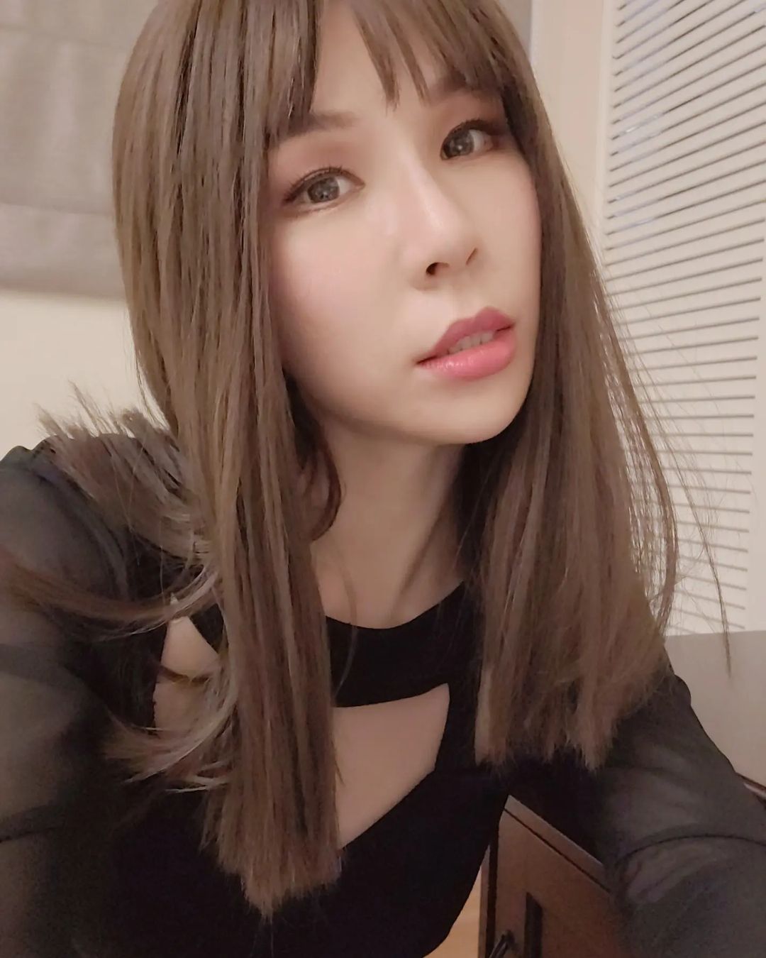 台女優吃壽司「踩桌掀裙拍照」惹議！挨批沒衛生　她火速道歉：是按自己個性