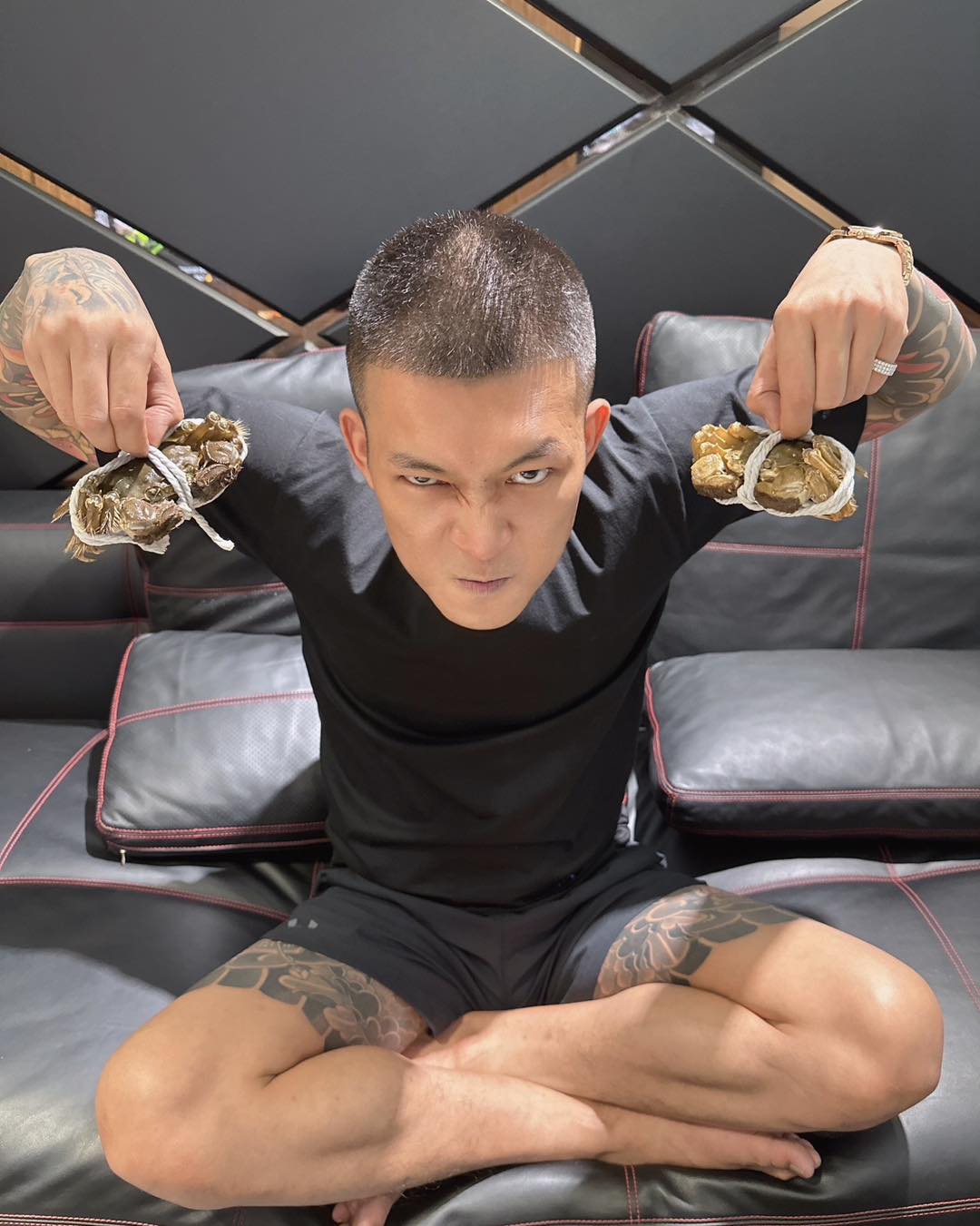 鳳梨突收「R.I.P.一路好走」私訊被塞爆！粉絲搞錯對象　他眼神死澄清：麻煩請看清楚