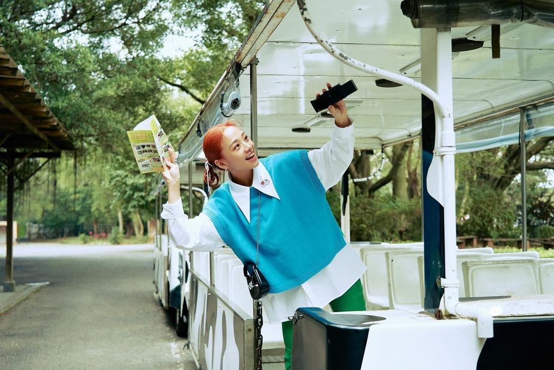 吳映潔「直播洗澡」觀看數飆漲！脫一件秀一件尺度超大　網嚇壞：後面牆壁磁磚反射