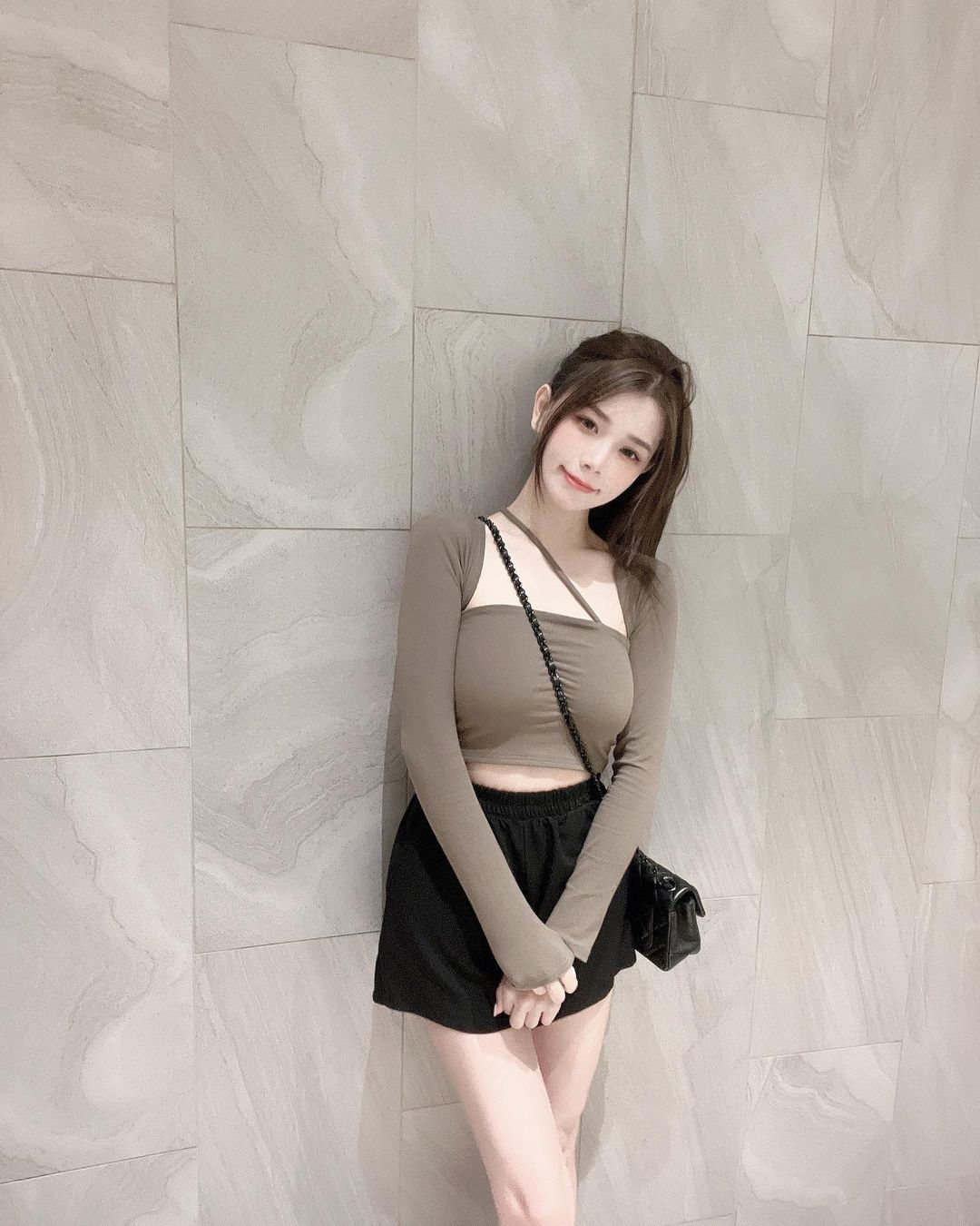 青青「甜蜜結婚照」被流出！貼臉男伴曬新身分證放閃　恐怖內幕曝光：全面被監控