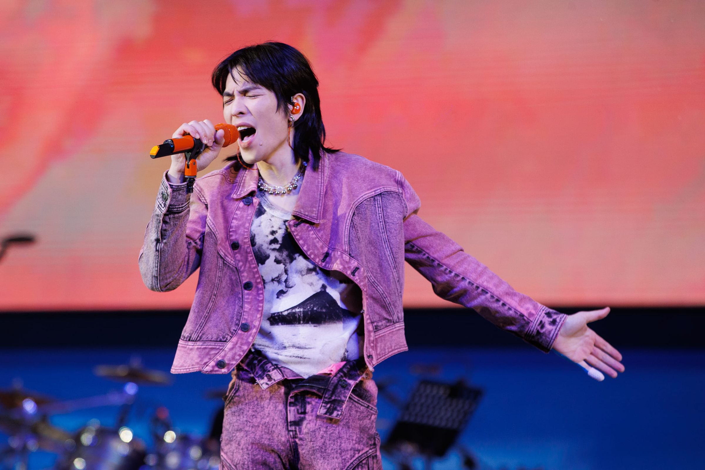 蕭敬騰熱唱尾牙跑全場！近距離互動台下全嗨翻　年後新計畫曝光　