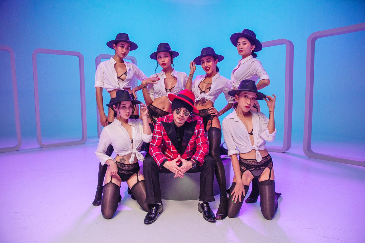 黃明志新歌MV滿足男性夢想情節！在家多P直播主　驚嚇大喊：不要抓我的雞雞