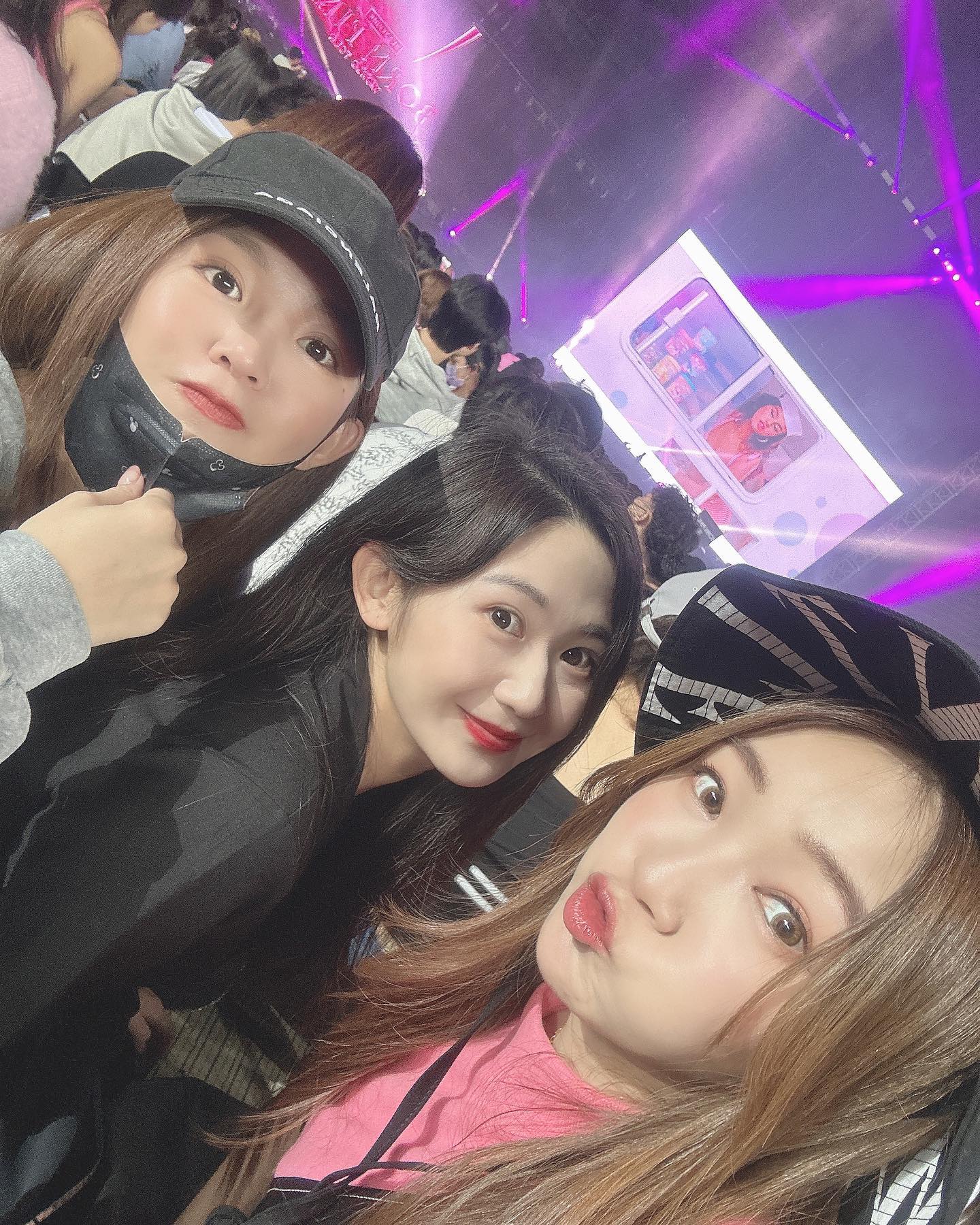 丫頭看BLACKPINK被站立觀眾擋！揭「1原因」也起身看　無奈認兩難：對後面很抱歉