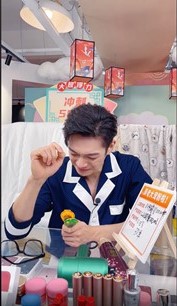 辰亦儒直播帶貨突「哽咽痛哭」!罕見吐心聲 網不買單痛批:愛作秀