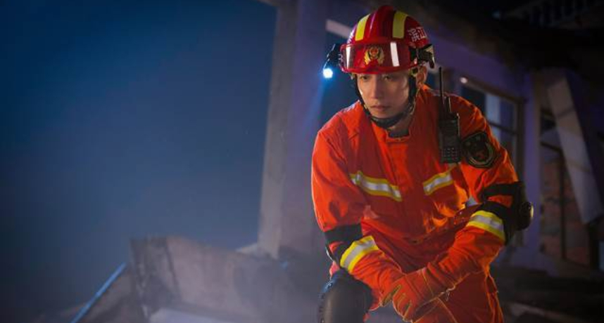 《他從火光中走來》黃景瑜化身最帥氣的「藍朋友」！出入火場救災遇真愛