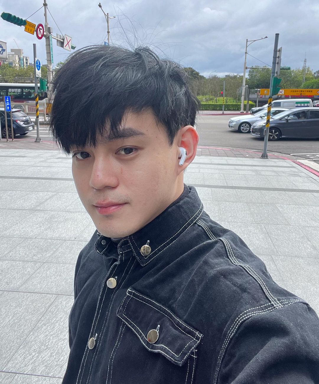 愛莉莎莎爆「熱戀羽球教練」！情人節漫步回香閨　街頭低調放閃全曝光