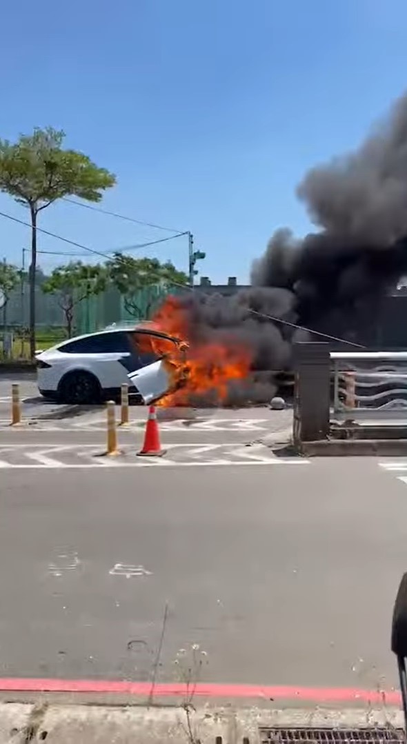 林志穎自撞車頭全燒毀！緊急送醫已清醒　父子「最新傷勢」曝光