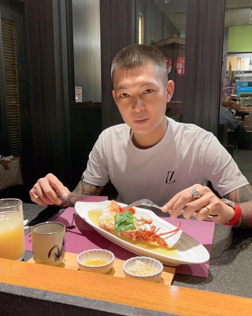 鳳梨巧遇「本土天團男神」手超抖!網笑虧鼠薯:黃首震有點差