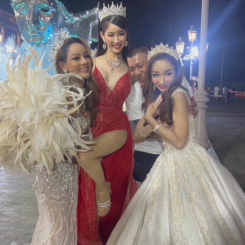 鳳梨遭辣妹包夾！入珠孔雀被狂摸爽翻　「豪發萬元小費」女友氣炸