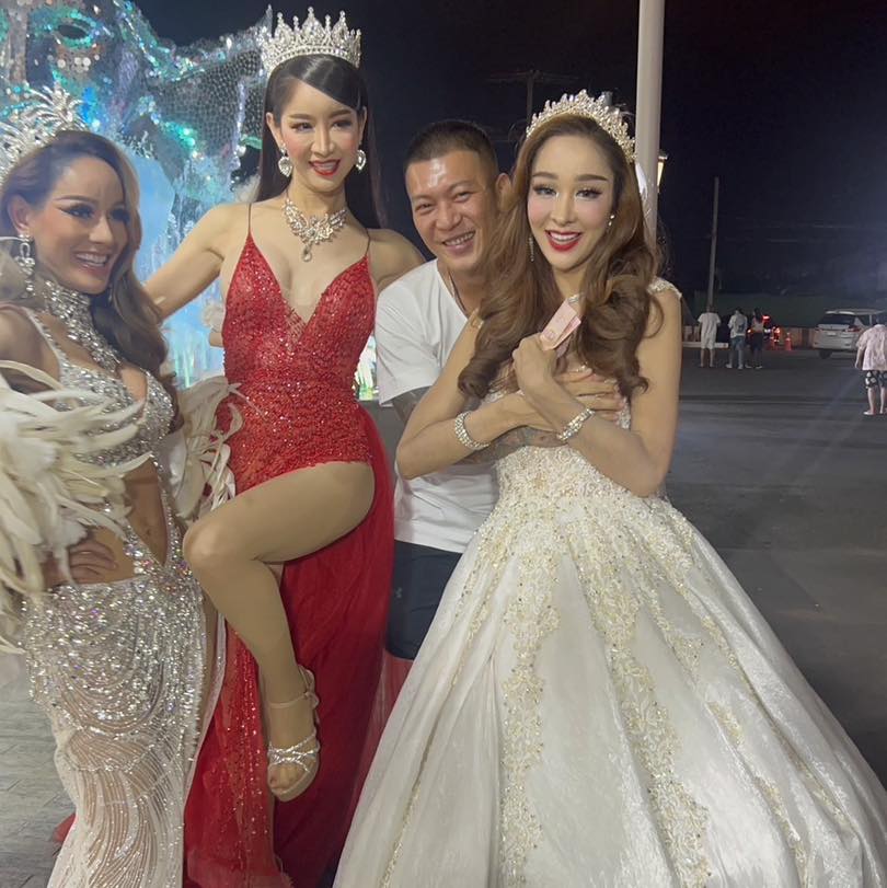 鳳梨遭辣妹包夾！入珠孔雀被狂摸爽翻　「豪發萬元小費」女友氣炸